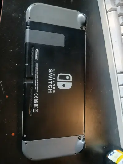 Consola portátil gris con controles - miniatura 2