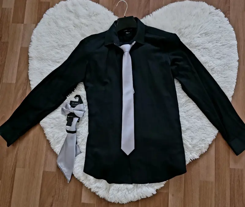 Camisa negra con corbata gris