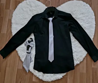 Camisa negra con corbata gris - miniatura 1