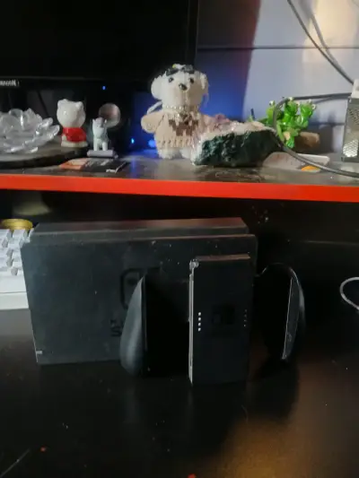 Consola portátil gris con controles - miniatura 3
