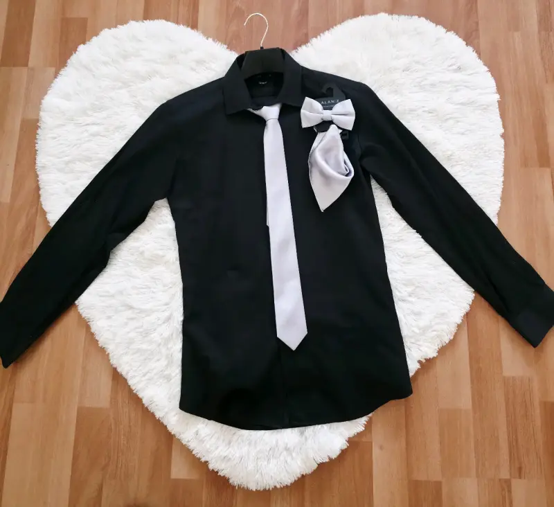 Camisa negra con corbata gris - 2