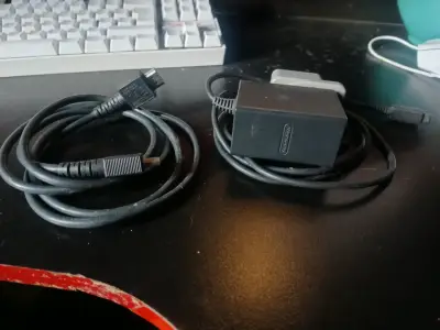 Consola portátil gris con controles - miniatura 4