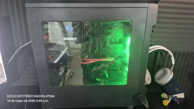 PC de escritorio con luz LED verde - 1