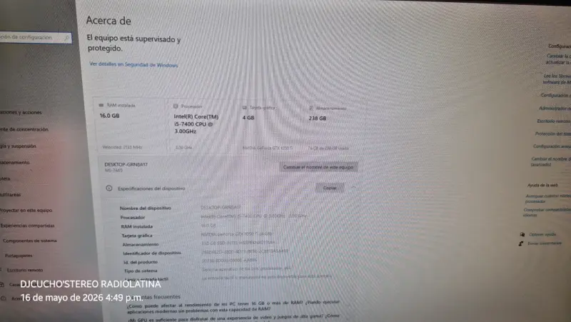 PC de escritorio con luz LED verde - 2