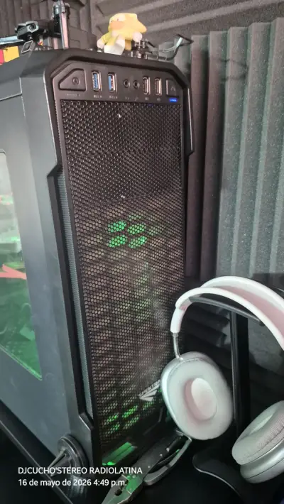 PC de escritorio con luz LED verde - miniatura 5
