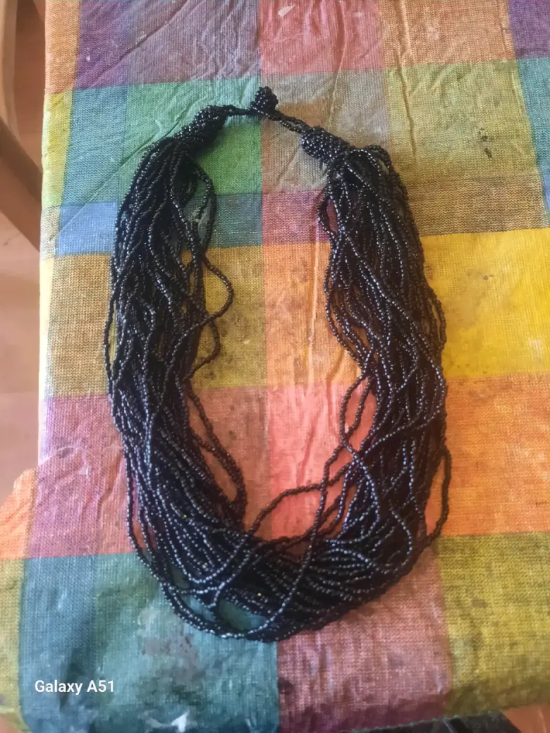 Collar étnico de mostacilla negras - 1