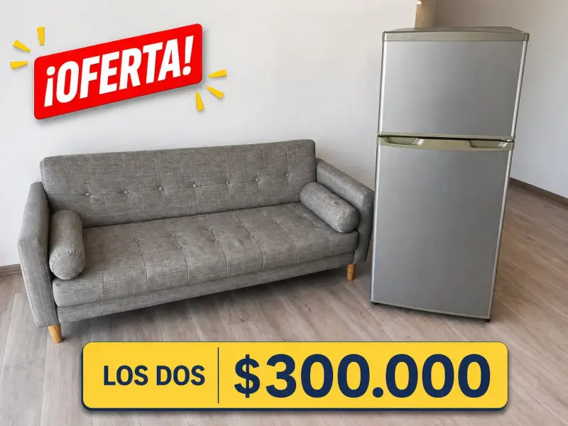 Sofá gris y refrigerador
