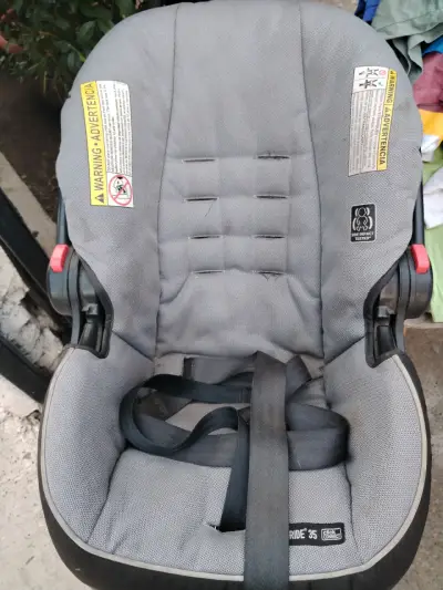 Silla de auto para bebé gris - miniatura 1