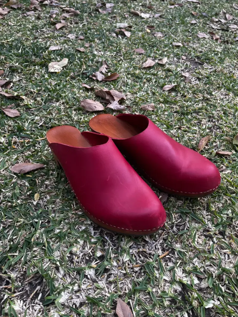 Zuecos rojos de cuero - 1