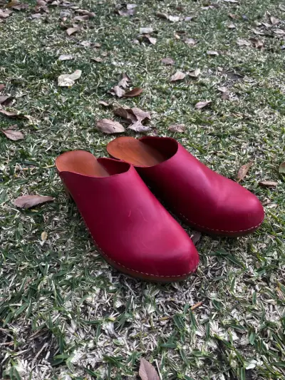 Zuecos rojos de cuero - miniatura 1