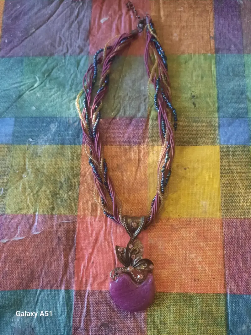 Collar artesanal con colgante - 1