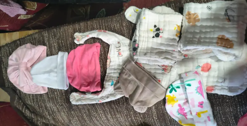 Conjunto de ropa blanca y rosada para bebé