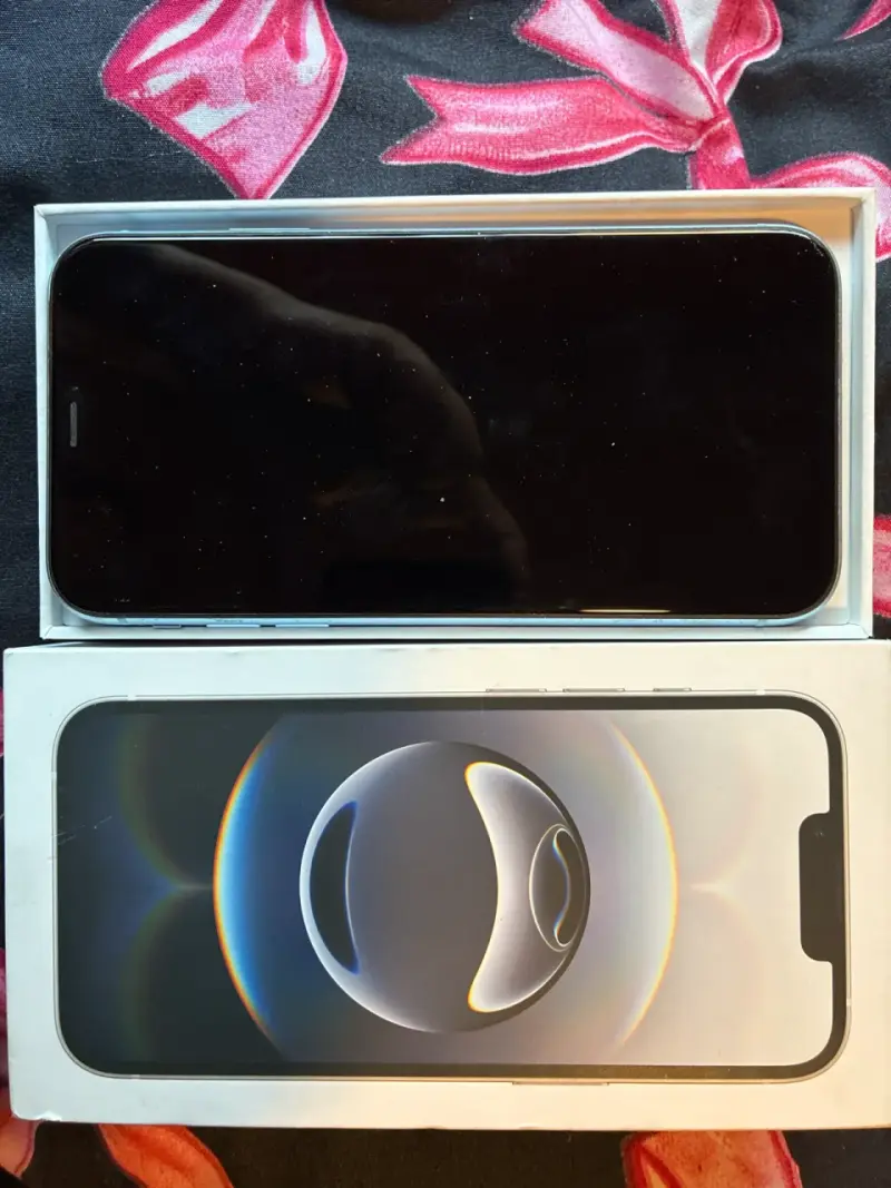 iPhone XR en caja con pantalla grande - 1