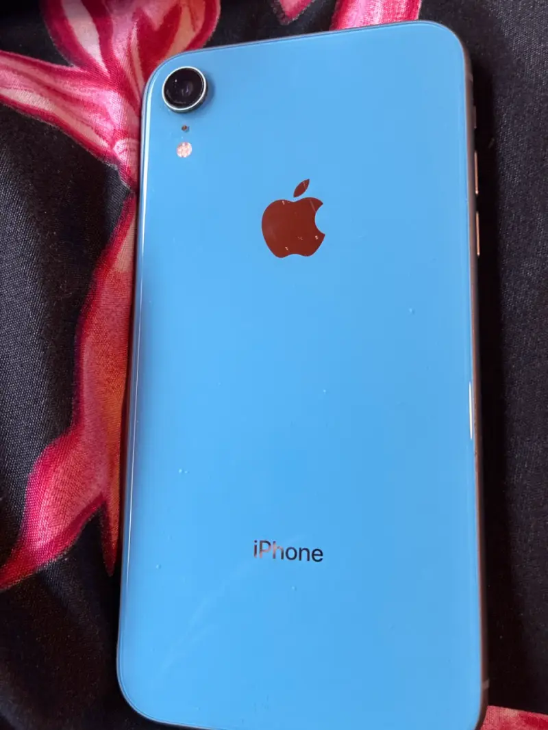 iPhone XR en caja con pantalla grande - 2