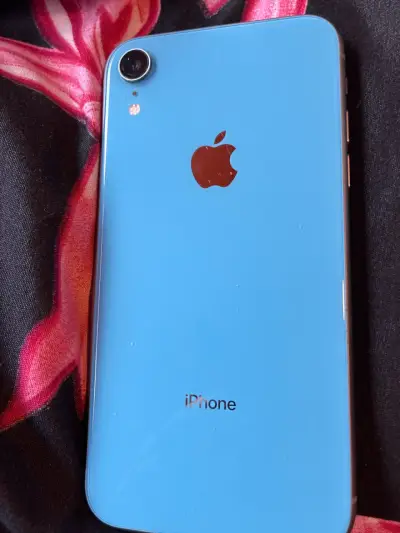 iPhone XR en caja con pantalla grande - miniatura 2