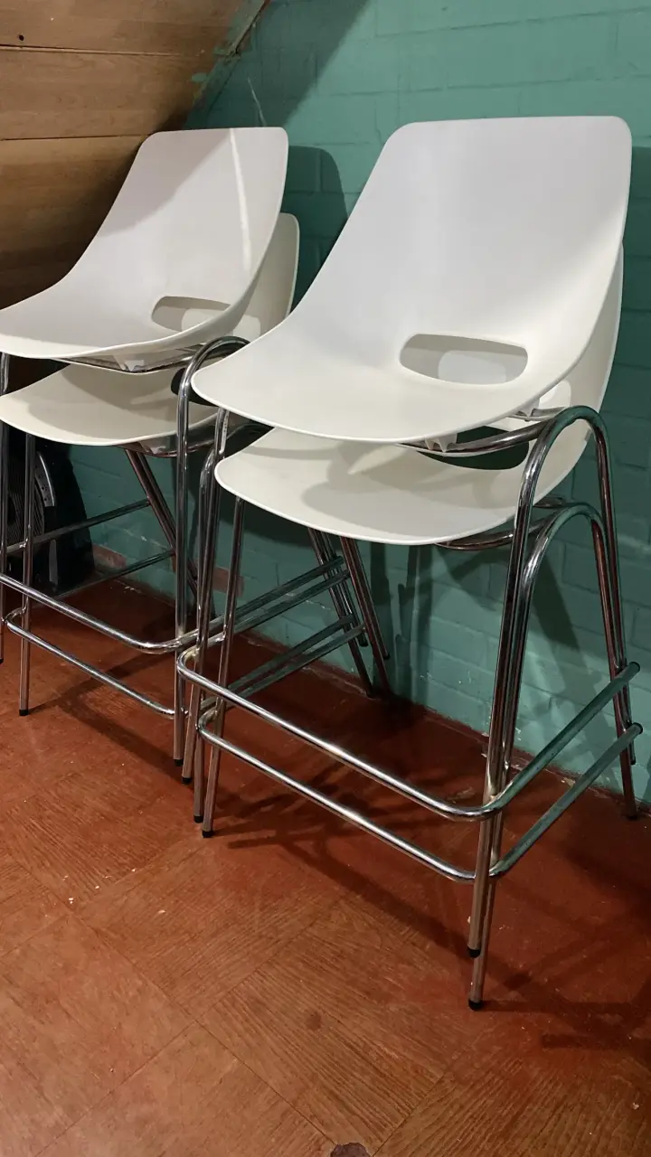 Sillas altas blancas modernas