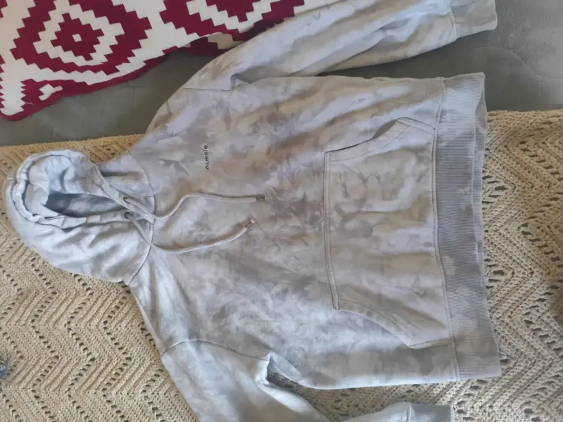 Polerón gris con capucha