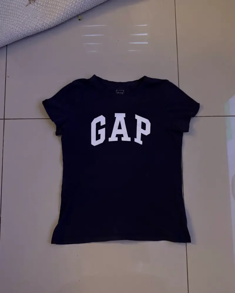 Polera negra GAP para mujer - 1