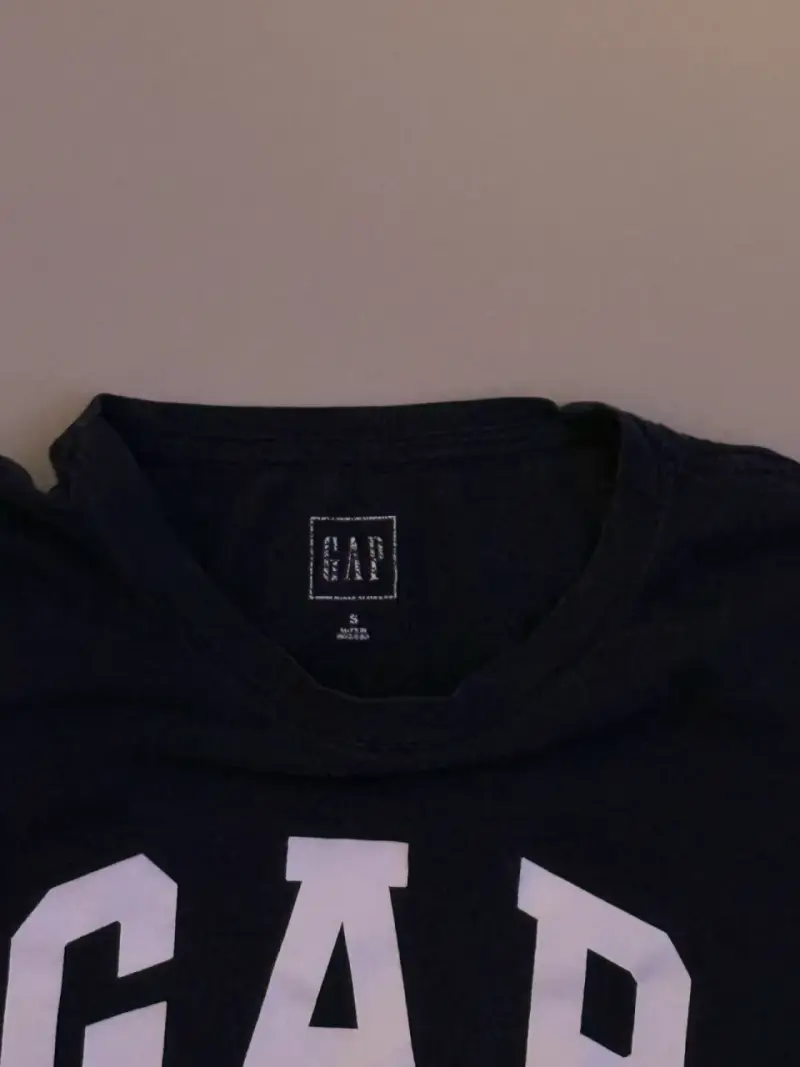 Polera negra GAP para mujer - 3