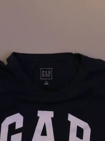 Polera negra GAP para mujer - miniatura 3