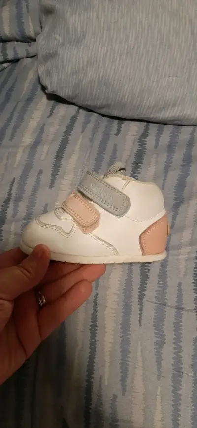Zapatilla bebé blanca y rosada - miniatura 1