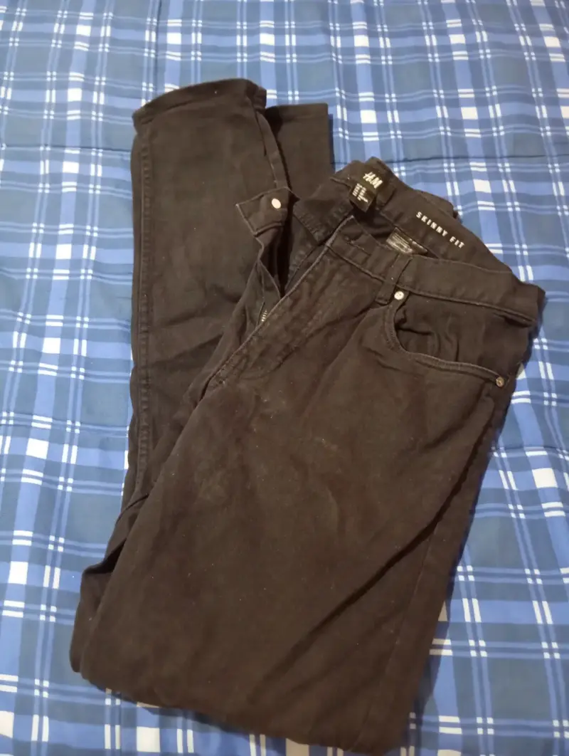 Jeans negros entallados H&M - 1