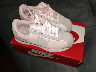 Zapatillas rosadas estilo clásico - miniatura 3