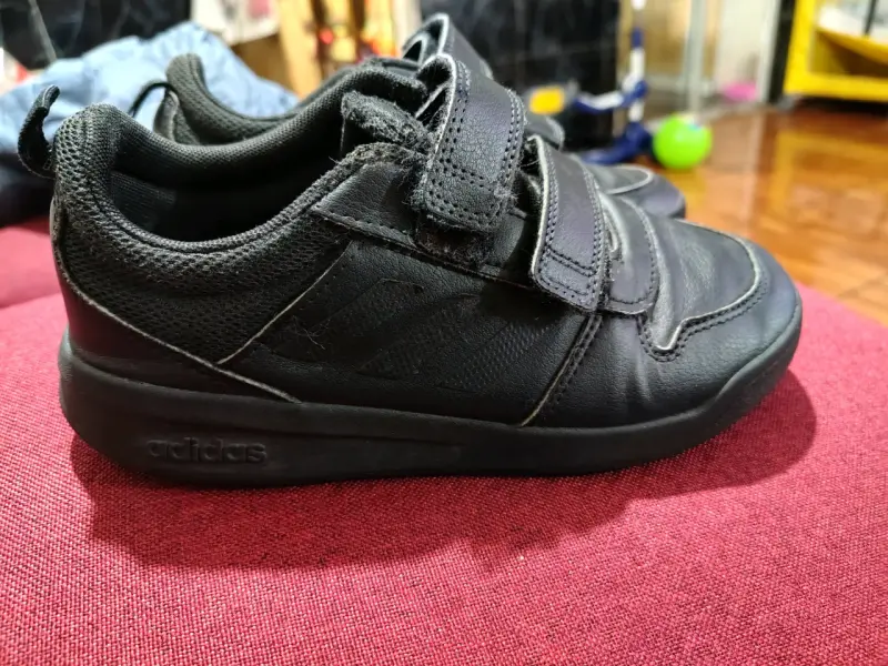 Zapatillas negras para niño - 1