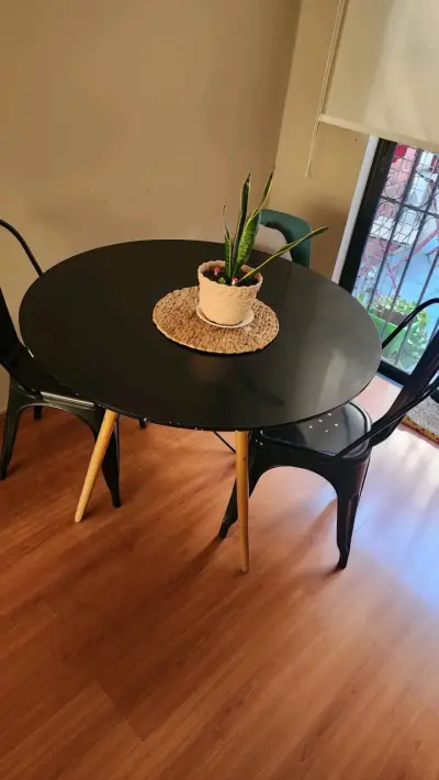 Mesa redonda negra con sillas - miniatura 1