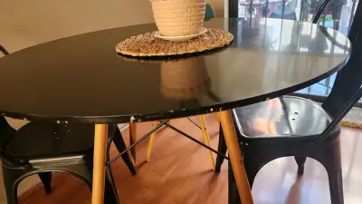 Mesa redonda negra con sillas - miniatura 6
