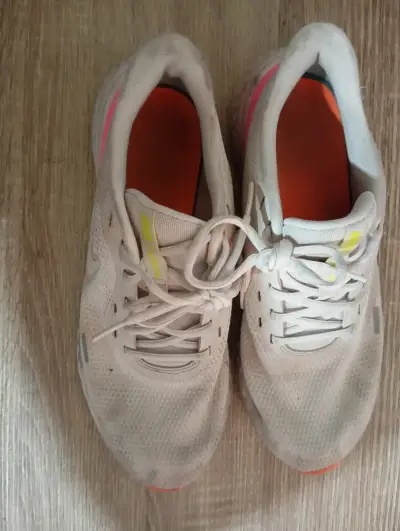 Zapatillas deportivas blancas usadas. Nike - miniatura 1