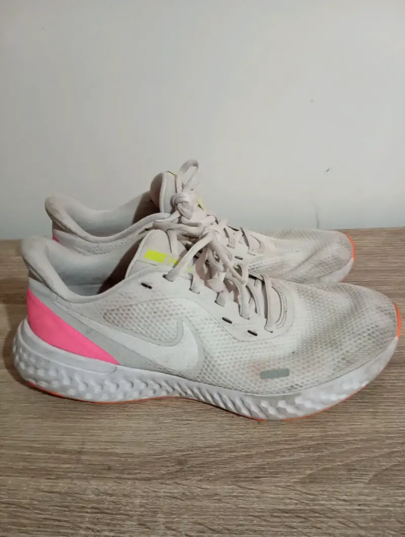 Zapatillas deportivas blancas usadas. Nike - 2