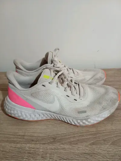 Zapatillas deportivas blancas usadas. Nike - miniatura 2