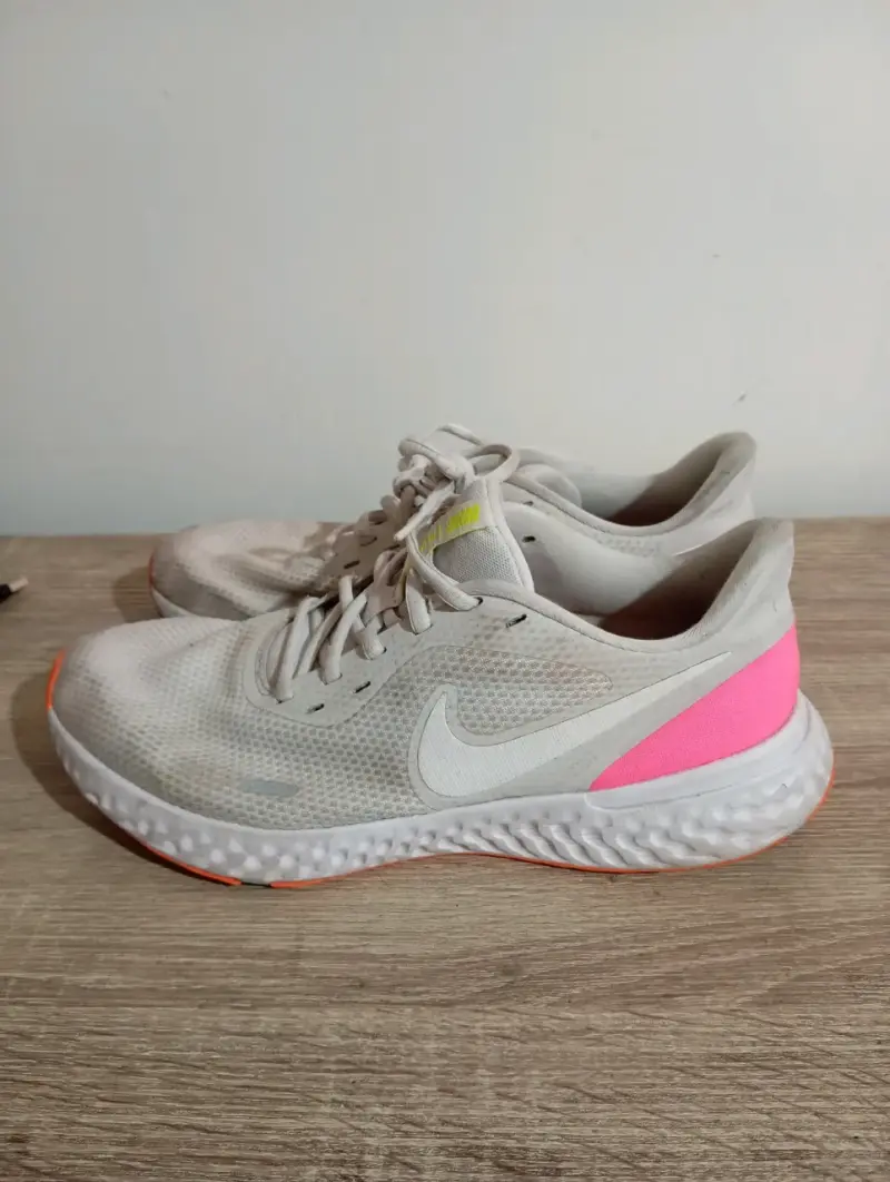 Zapatillas deportivas blancas usadas. Nike - 3