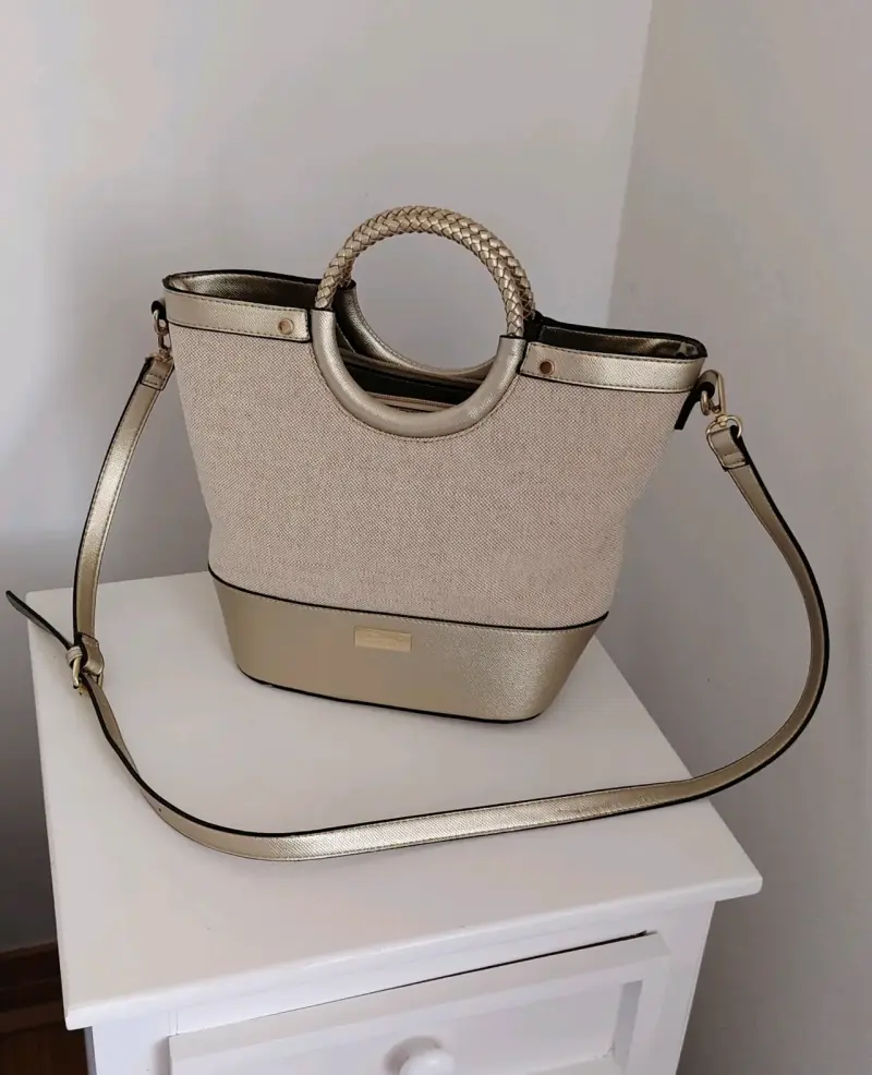 Cartera beige y dorada elegante - 1
