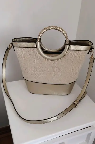 Cartera beige y dorada elegante - miniatura 2