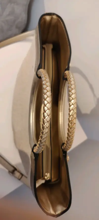 Cartera beige y dorada elegante - miniatura 3