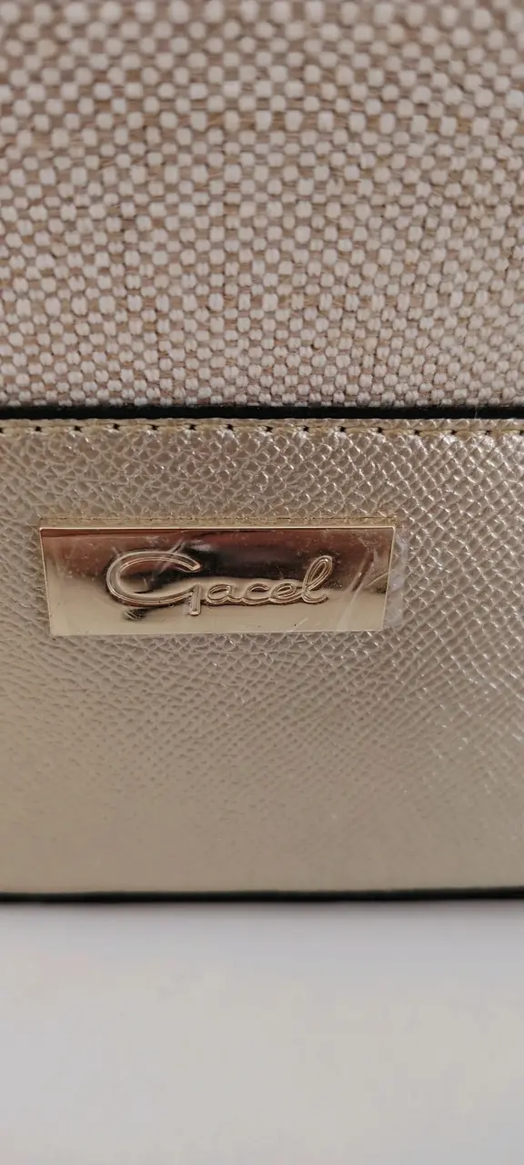 Cartera beige y dorada elegante - 4