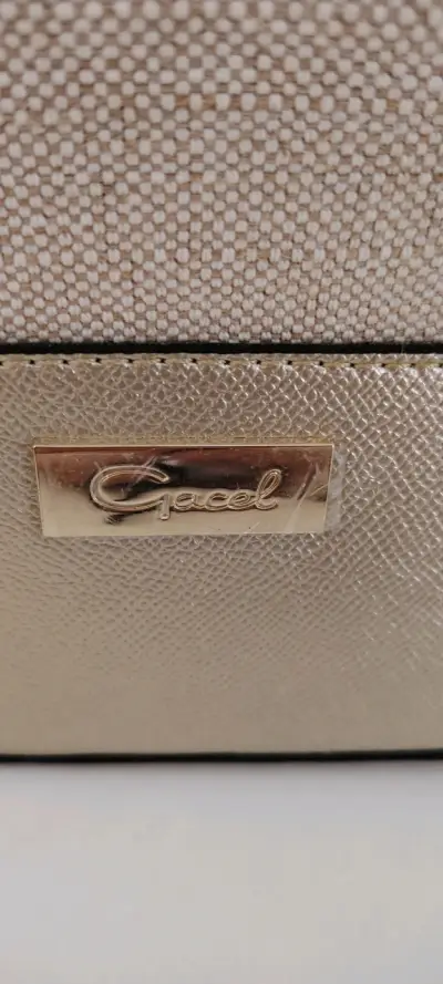 Cartera beige y dorada elegante - miniatura 4