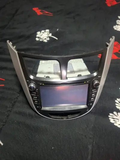 Radio hyundai accent con bisel - miniatura 1