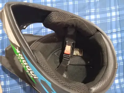 Casco de ciclismo colorido - miniatura 4