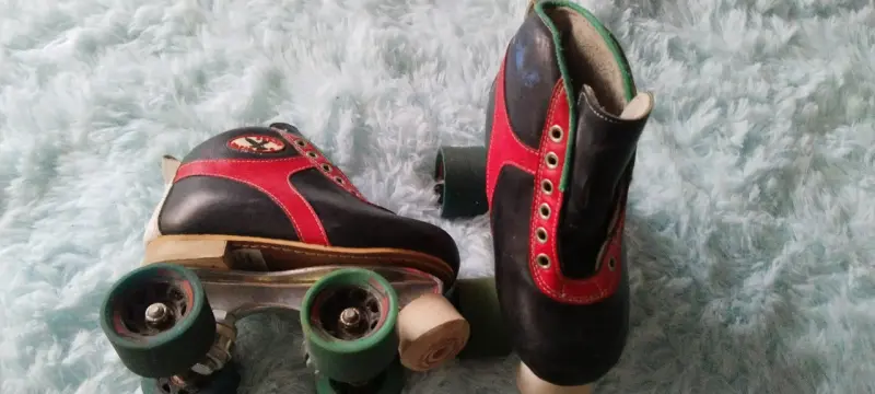 Patines vintage negro y rojo. Cuero Tapia sport