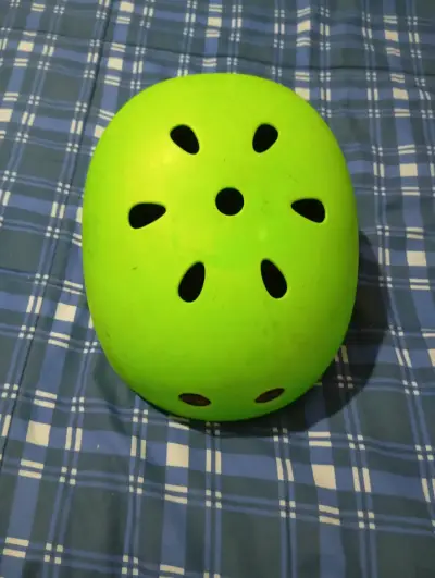 Casco verde de ciclismo - miniatura 1