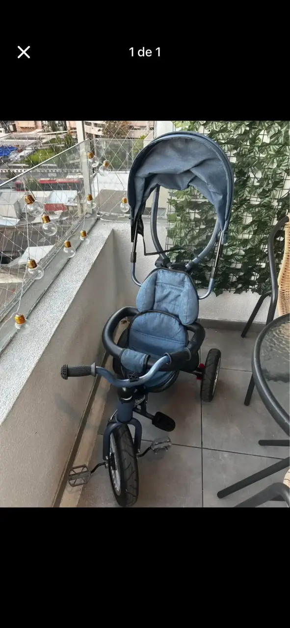 Triciclo infantil con toldo azul