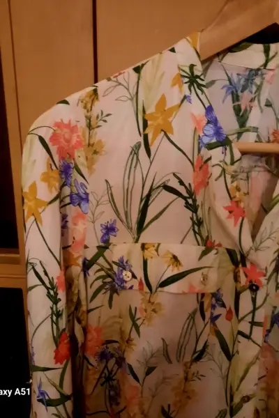 Blusa floral manga larga - miniatura 2
