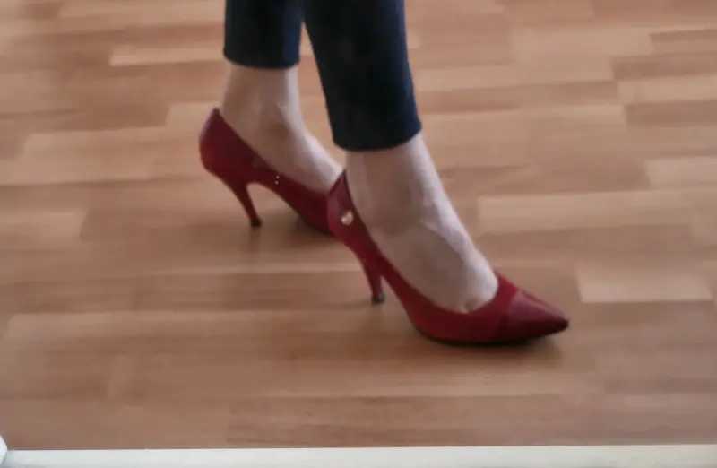 Zapatos rojos de tacón elegante tacón alto