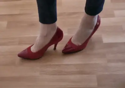 Zapatos rojos de tacón elegante tacón alto - miniatura 5