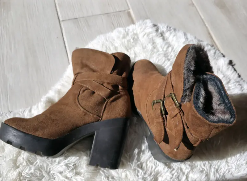 Botines marrones con tacón y forro de pelaje - 4