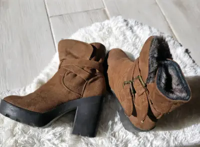 Botines marrones con tacón y forro de pelaje - miniatura 4