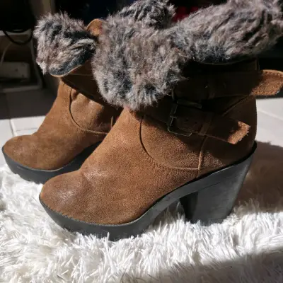Botines marrones con tacón y forro de pelaje - miniatura 5